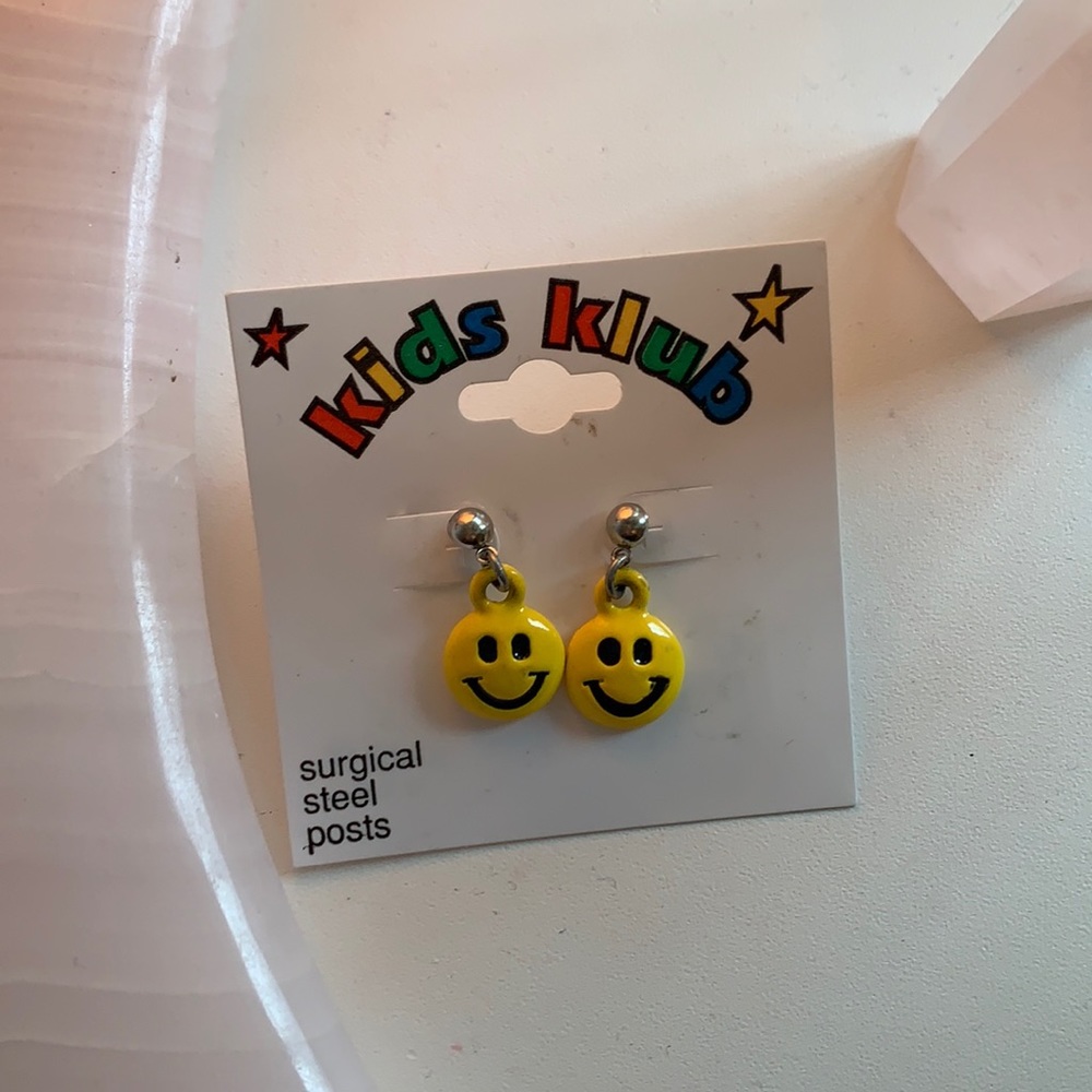 Retro 90s NEW Smiley face earrings